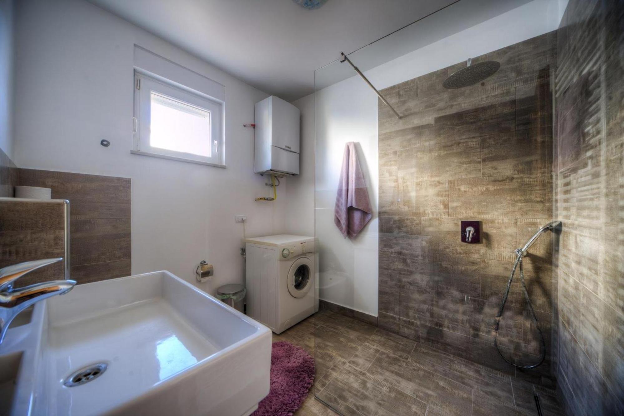 Grosse In Mit Grossem Pool Apartman