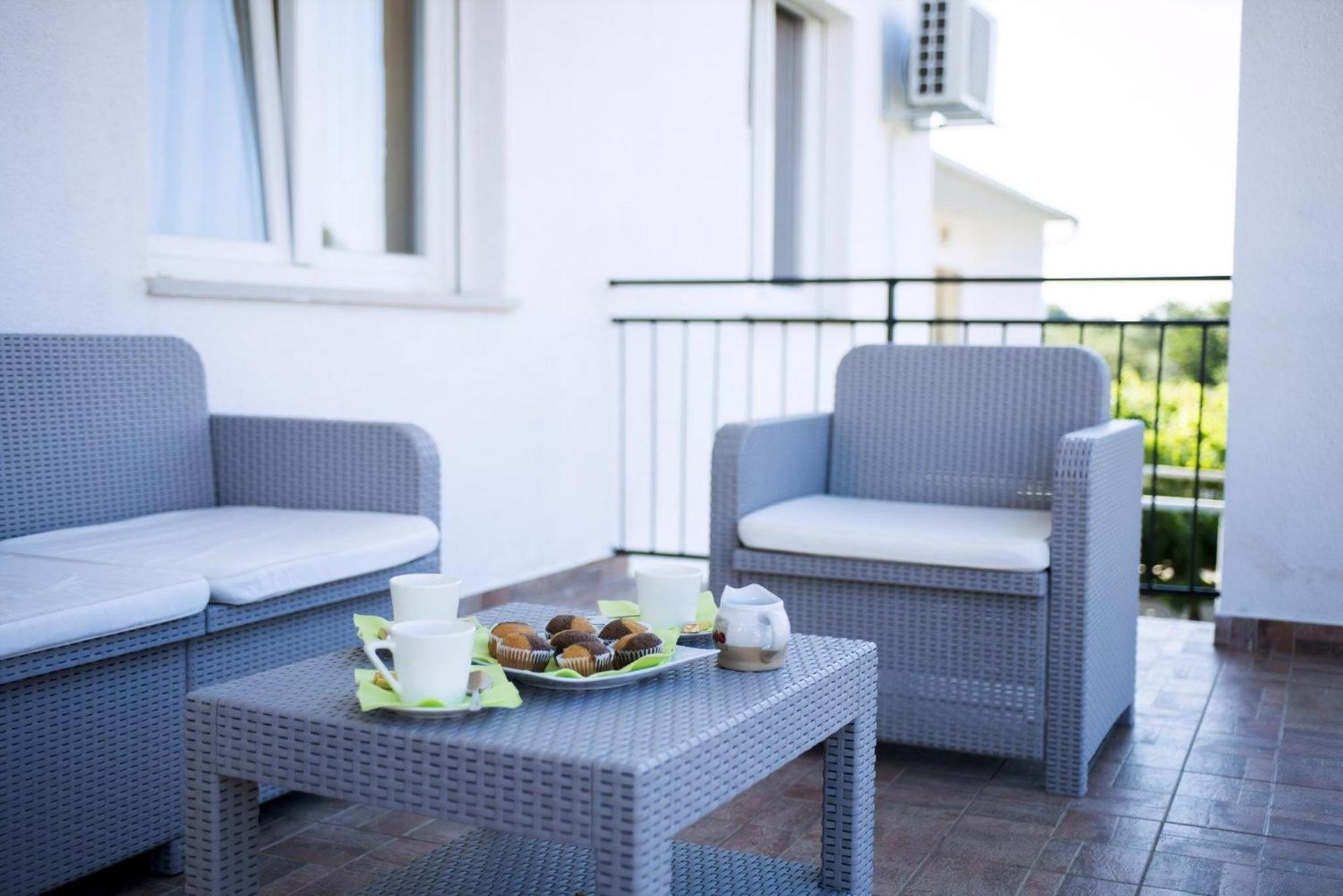 Apartman Grosse In Mit Grossem Pool