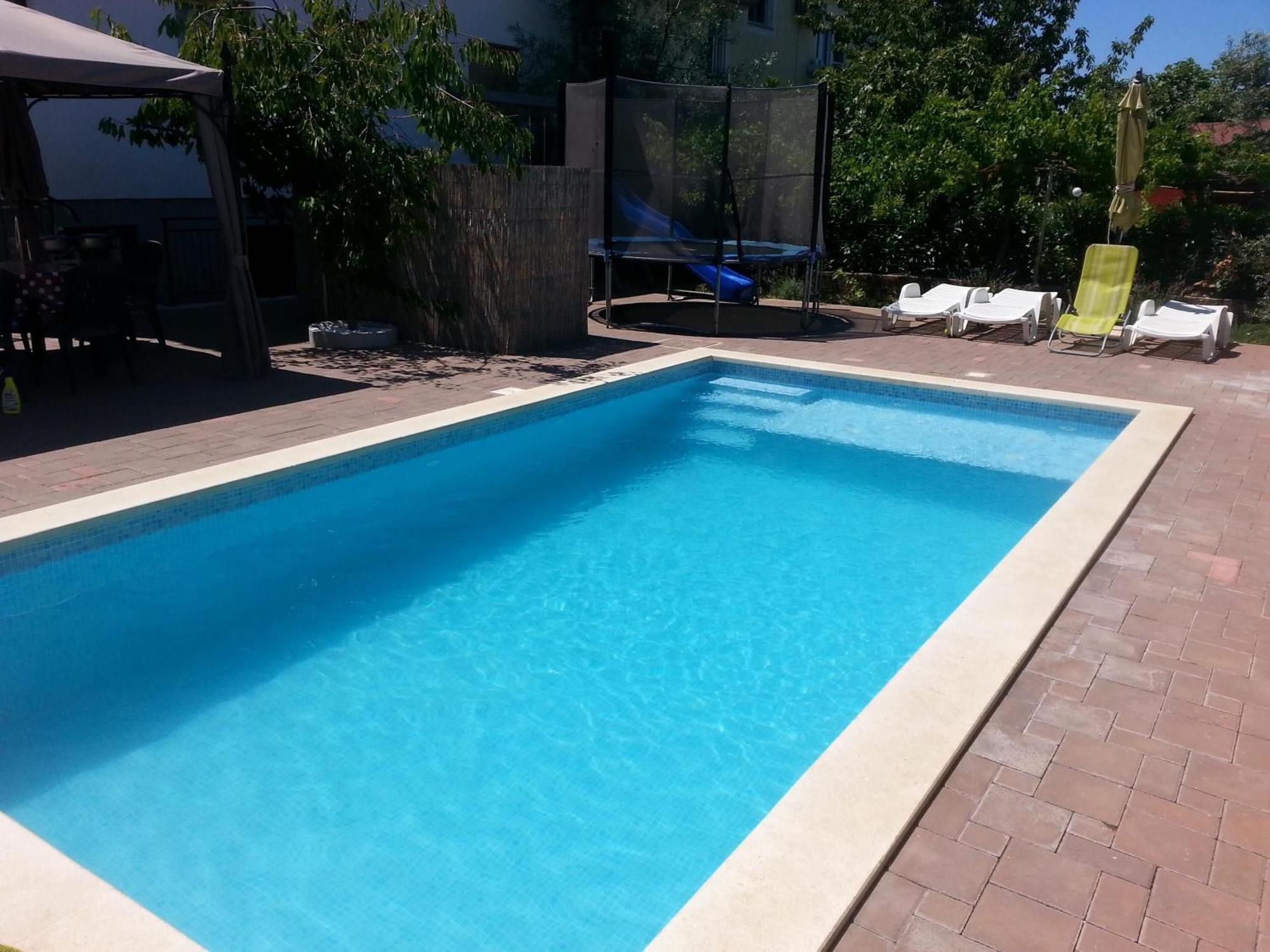 Grosse In Mit Grossem Pool Apartman *