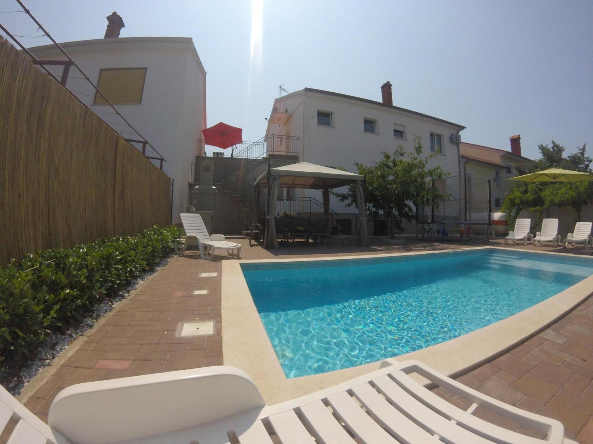 Apartman Grosse In Mit Grossem Pool *