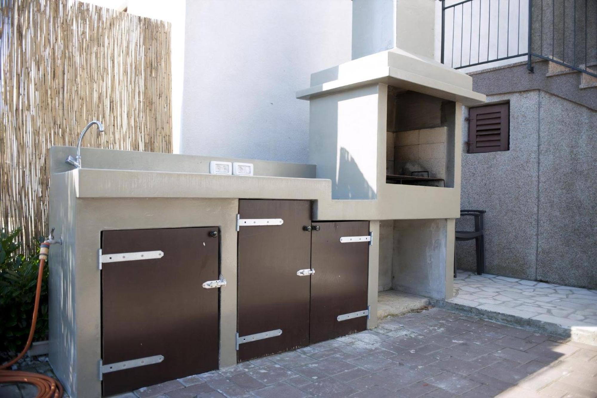 Grosse In Mit Grossem Pool Apartman Pula